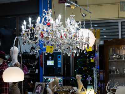 Spiccano un vistosissimo lampadario con decorazioni colorate...